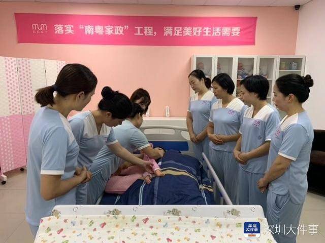 深圳王牌月嫂月薪近2万通过培训晋阶靠工资供两孩子上大学威廉希尔下载(图2)