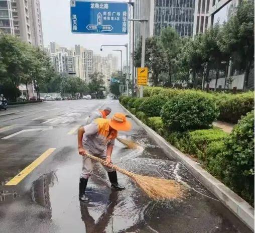 济南高新区及时开展雨后清淤行动威廉希尔注册守护城市道路洁净通畅