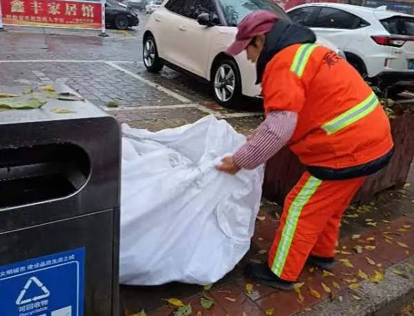 雨后的守护：顺安环卫公司精细化保洁之路(图2)