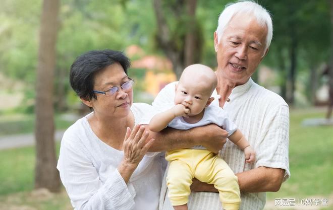 请月嫂带娃娃不哭不闹睡得香爸妈求安心带娃体检：直接报警(图9)