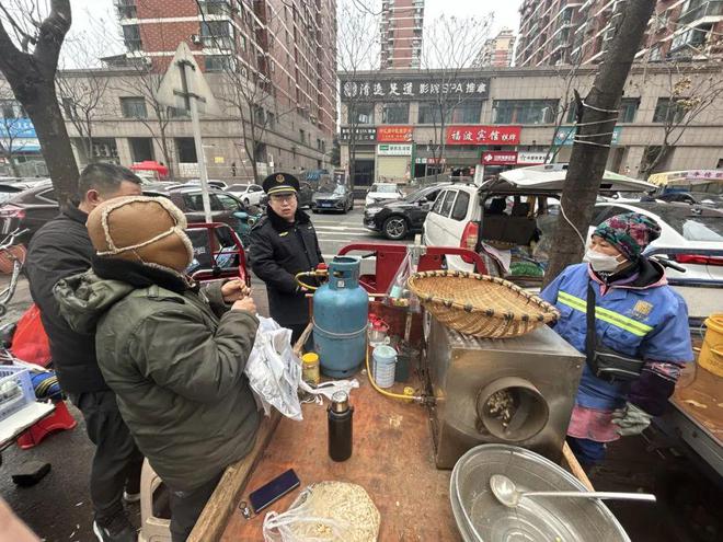 硚口城管全方位扮靓蛇年“春洁”(图7)